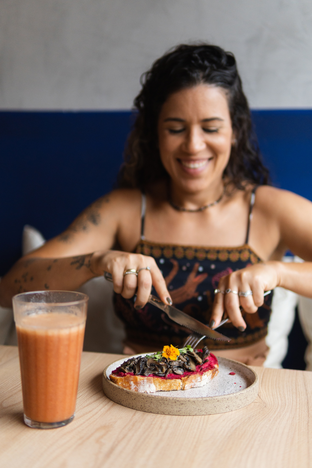 Cliente tomando brunch na Oxe