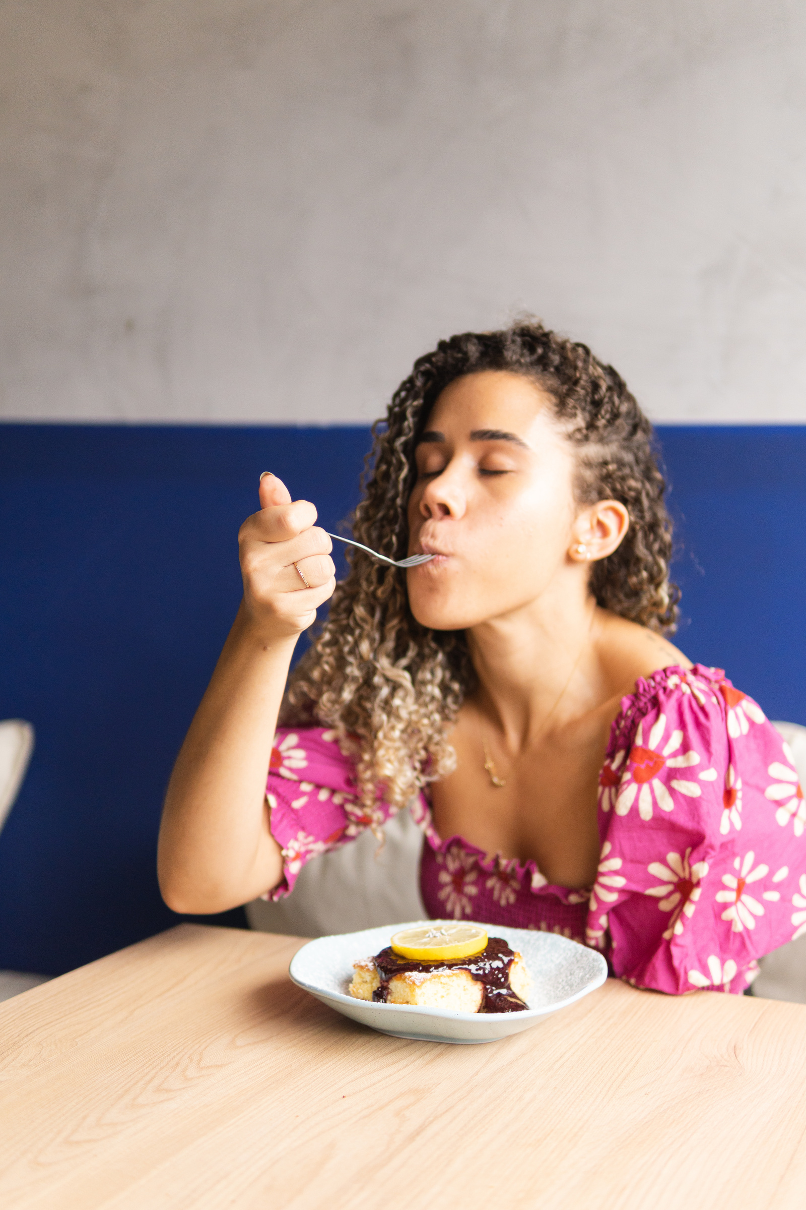 Cliente saboreando um doce na Oxe